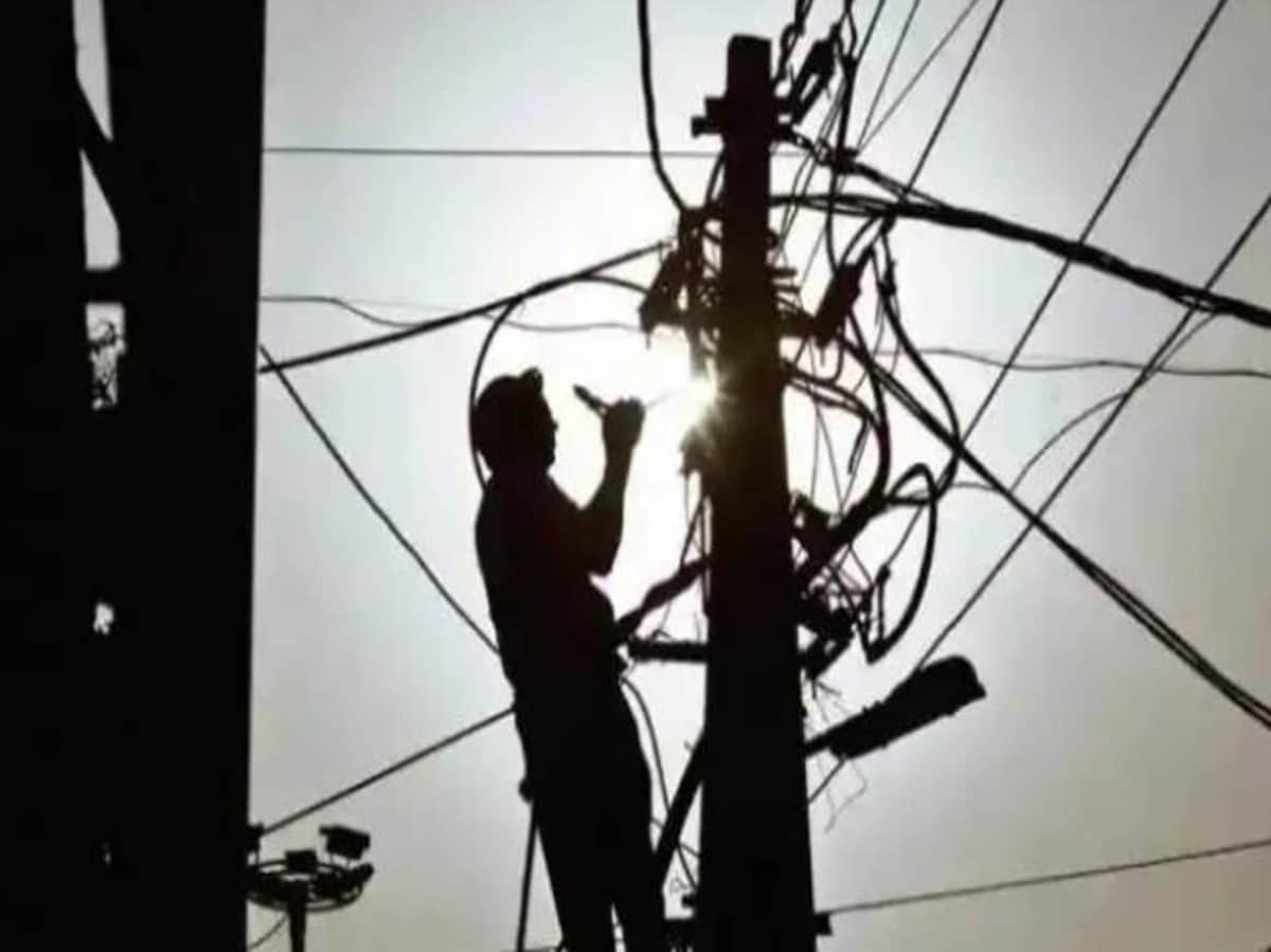 ग्राम प्रधान चोरी की बिजली से कर रहा था घर रोशन, ऊर्जा निगम के छापेमारी में सख्त ऐक्शन ग्राम प्रधान चोरी की बिजली से कर रहा था घर रोशन, ऊर्जा निगम के छापेमारी में सख्त ऐक्शन