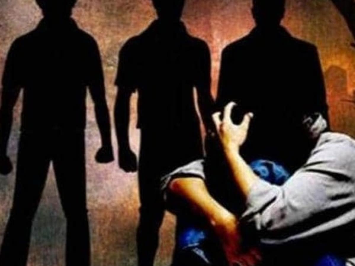 15 साल की नाबालिग लड़की के साथ 3 दोस्तों ने गैंगरेप कर बनाया गंदा वीडियो, कमरे में बंद रख नहीं देते दे खाना 15 साल की नाबालिग लड़की के साथ 3 दोस्तों ने गैंगरेप कर बनाया गंदा वीडियो, कमरे में बंद रख नहीं देते दे खाना
