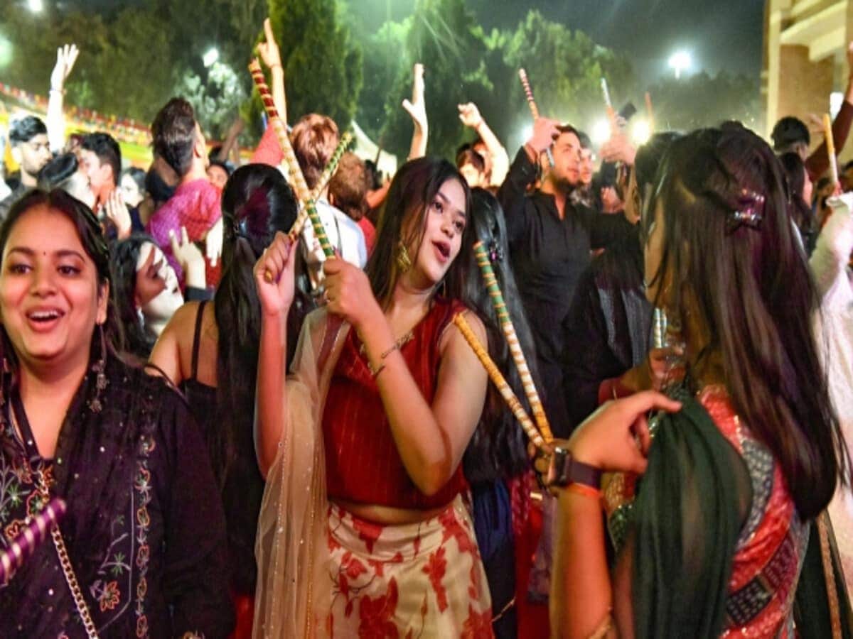 गरबा पांडालों के बाहर कराएं वराह पूजन तब दें एंट्री, गैर हिन्दुओं को रोकने के लिए अब नया सुझाव गरबा पांडालों के बाहर कराएं वराह पूजन तब दें एंट्री, गैर हिन्दुओं को रोकने के लिए अब नया सुझाव