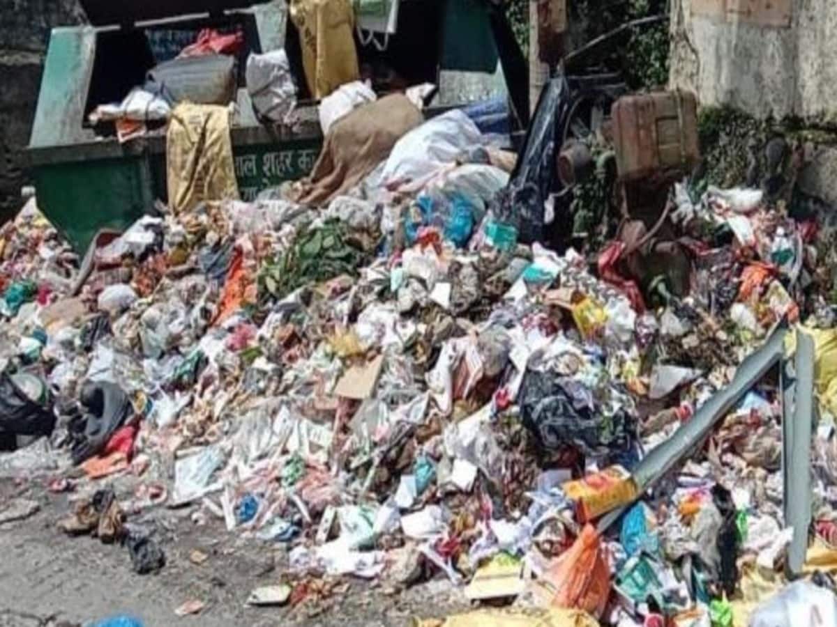 ऐसे कैसे होगी शहर में सफाई व्यवस्था, देहरादून DM ने गाड़ियों का मांगा रूट प्लान तो खुली पोल ऐसे कैसे होगी शहर में सफाई व्यवस्था, देहरादून DM ने गाड़ियों का मांगा रूट प्लान तो खुली पोल