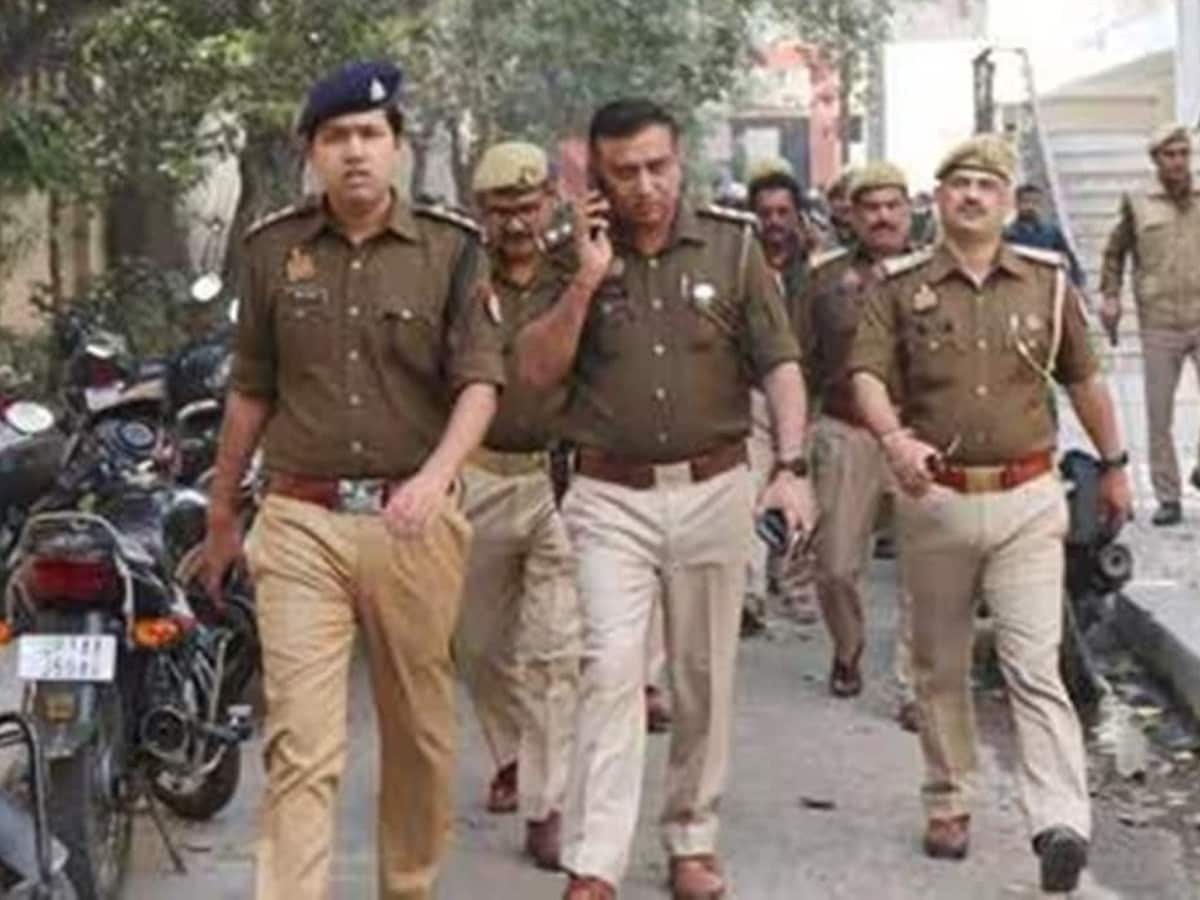 हिंदू बताकर मंदिर में घुसे दूसरे समुदाय के तीन युवक, चेकिंग में पकड़ाए; पुलिस ने बताया क्या था मकसद हिंदू बताकर मंदिर में घुसे दूसरे समुदाय के तीन युवक, चेकिंग में पकड़ाए; पुलिस ने बताया क्या था मकसद