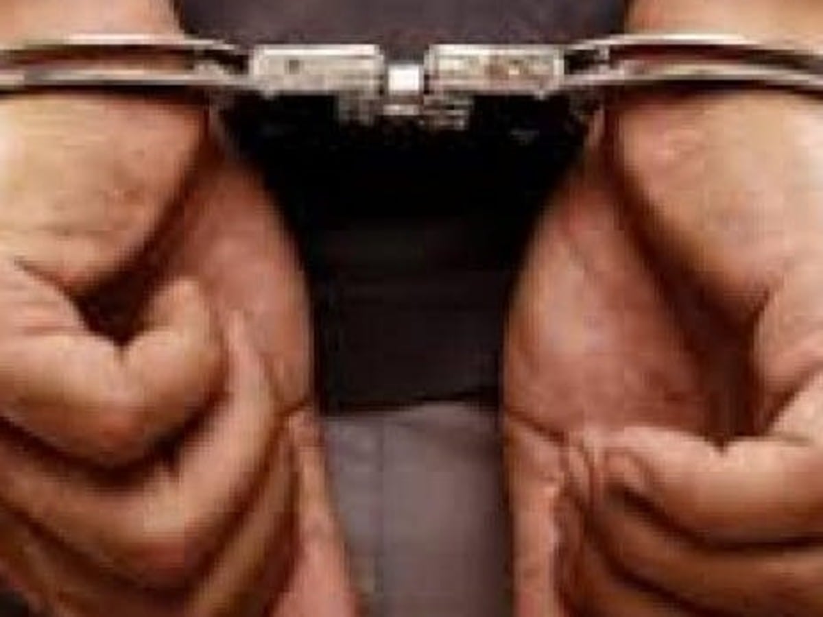 2 करोड़ की ई-सिगरेट जब्त, अंतरराज्यीय गिरोह के 8 सदस्य गिरफ्तार; नकदी भी बरामद 2 करोड़ की ई-सिगरेट जब्त, अंतरराज्यीय गिरोह के 8 सदस्य गिरफ्तार; नकदी भी बरामद