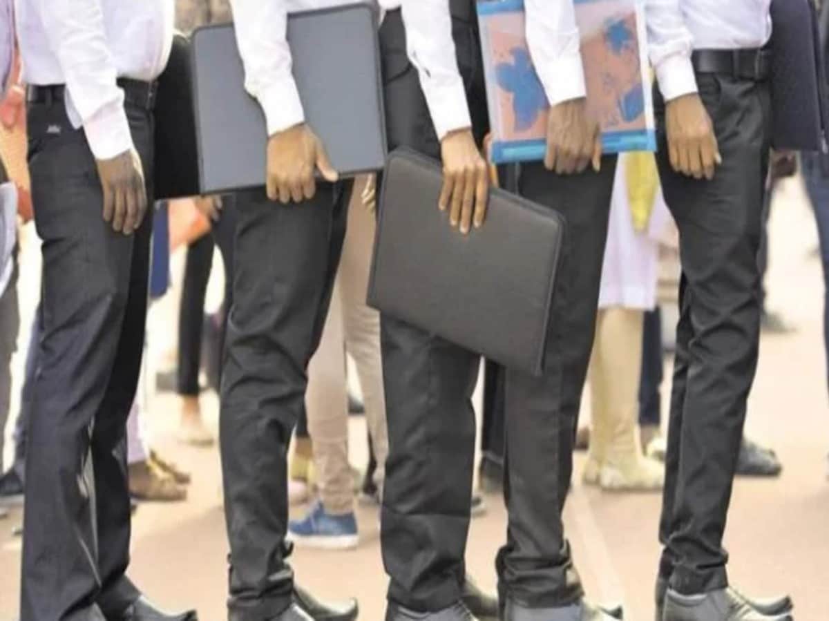 साहब! नियुक्ति पत्र तो मिले मगर तैनाती कब मिलेगी? 25 दिन से भटकने की क्या वजह? साहब! नियुक्ति पत्र तो मिले मगर तैनाती कब मिलेगी? 25 दिन से भटकने की क्या वजह?