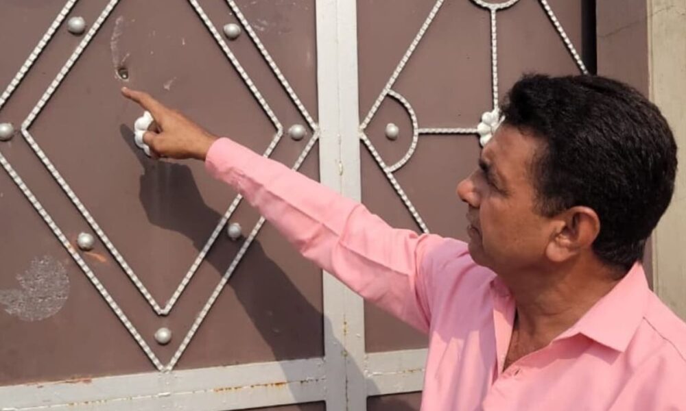 घर के अंदर सो रहा था परिवार, कार से आए बदमाशों ने ताबड़तोड़ की फायरिंग; पुलिस ने क्या बताया