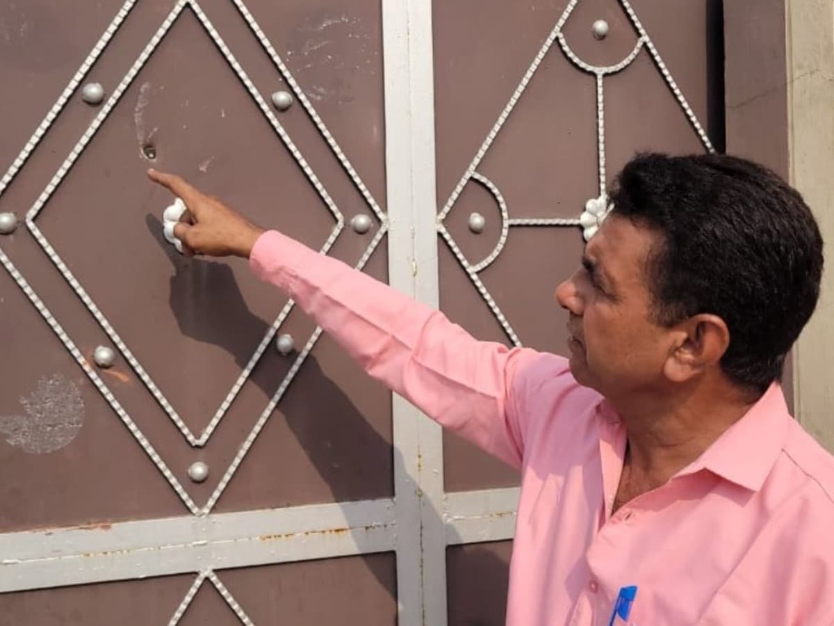 घर के अंदर सो रहा था परिवार, कार से आए बदमाशों ने ताबड़तोड़ की फायरिंग; पुलिस ने क्या बताया घर के अंदर सो रहा था परिवार, कार से आए बदमाशों ने ताबड़तोड़ की फायरिंग; पुलिस ने क्या बताया