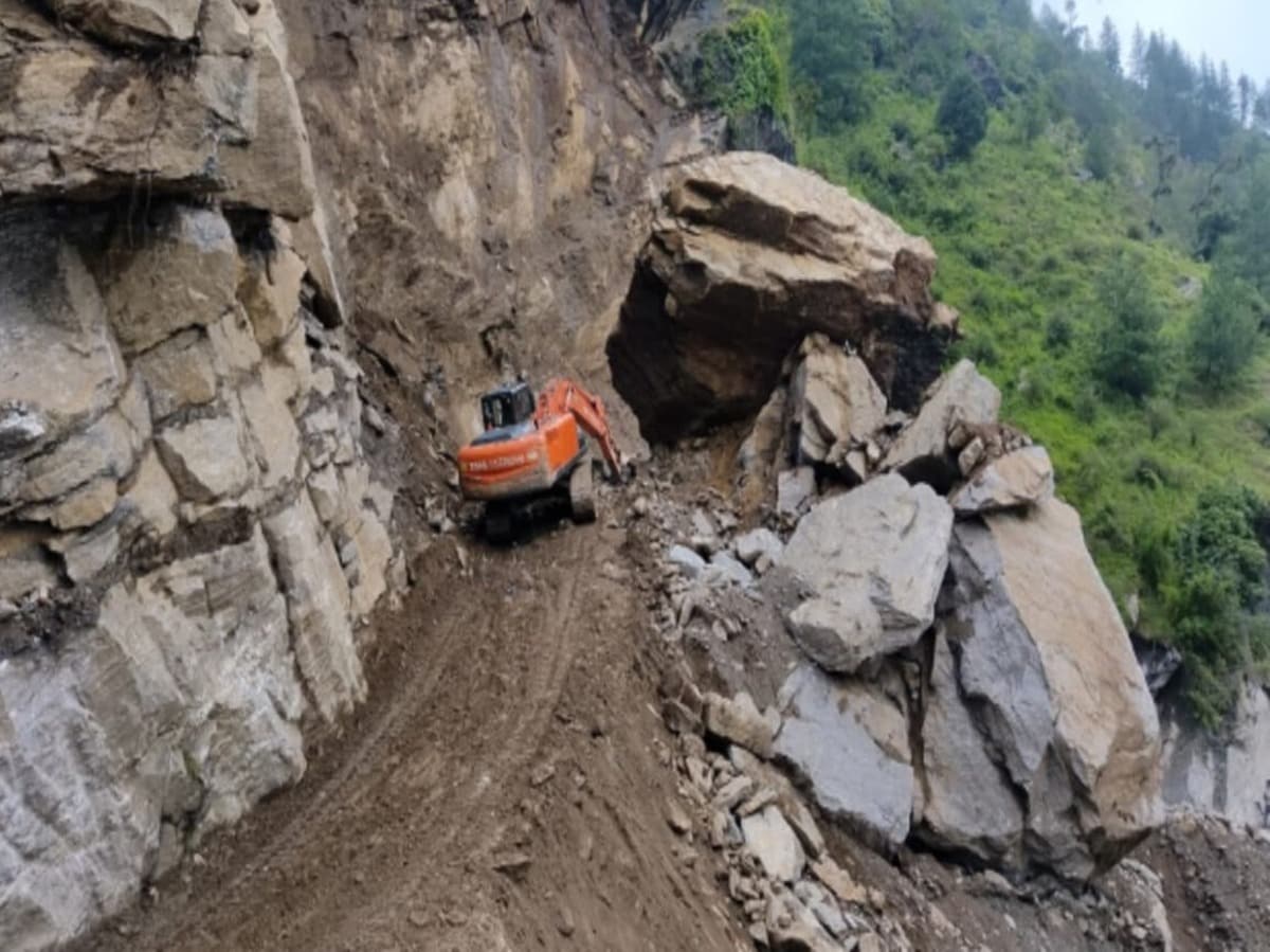 1365 करोड़ खर्च के बाद भी 24 घंटे नहीं खुली पिथौरागढ़-टनकपुर एनएच ऑलवेदर रोड, 2 दिन में पहुंच रहे अपने घर