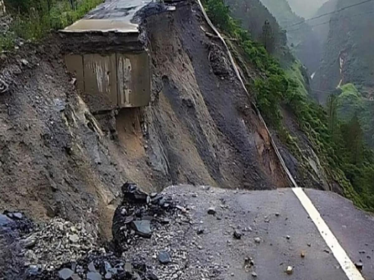 14 सालों से अल्मोड़ा-हल्द्वानी नेशनल हाईवे पर दरक रहीं पहाड़ी, गिरते पत्थरों से आफत में जान; यात्री परेशान 14 सालों से अल्मोड़ा-हल्द्वानी नेशनल हाईवे पर दरक रहीं पहाड़ी, गिरते पत्थरों से आफत में जान; यात्री परेशान