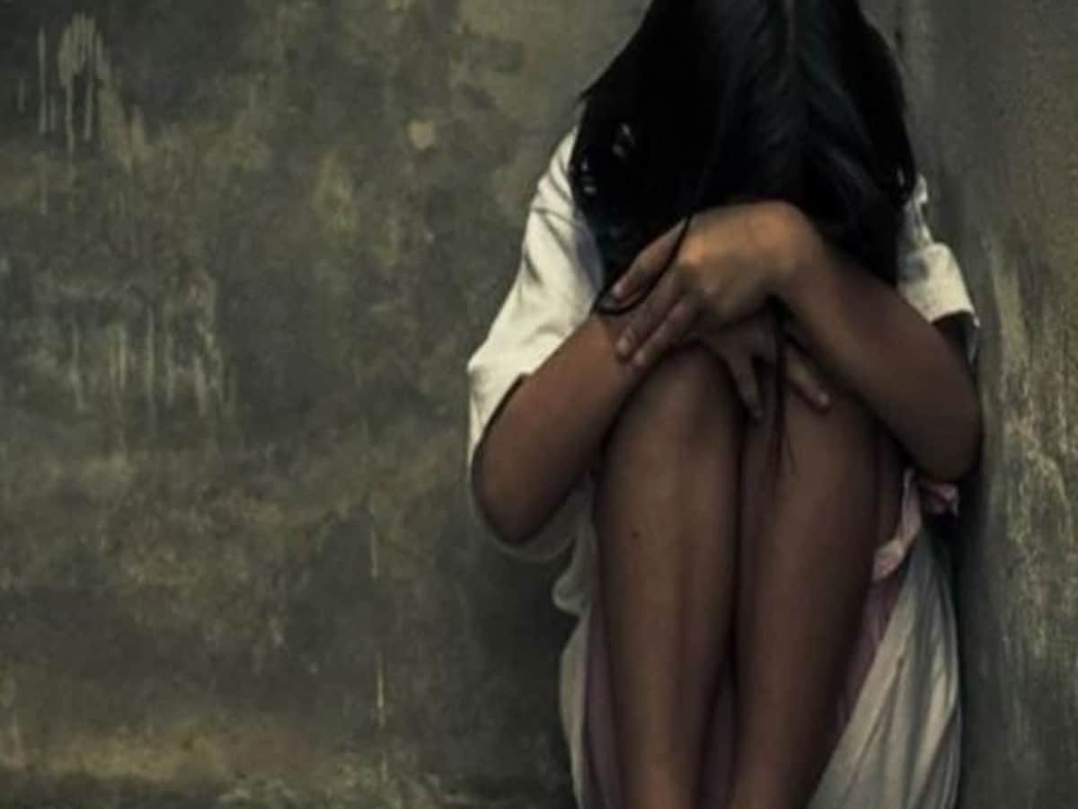 नाबालिग लड़की के साथ सौतेले पिता की हैवानियत, महीनों तक रेप करने के बाद हुआ फरार; गिरफ्तार नाबालिग लड़की के साथ सौतेले पिता की हैवानियत, महीनों तक रेप करने के बाद हुआ फरार; गिरफ्तार