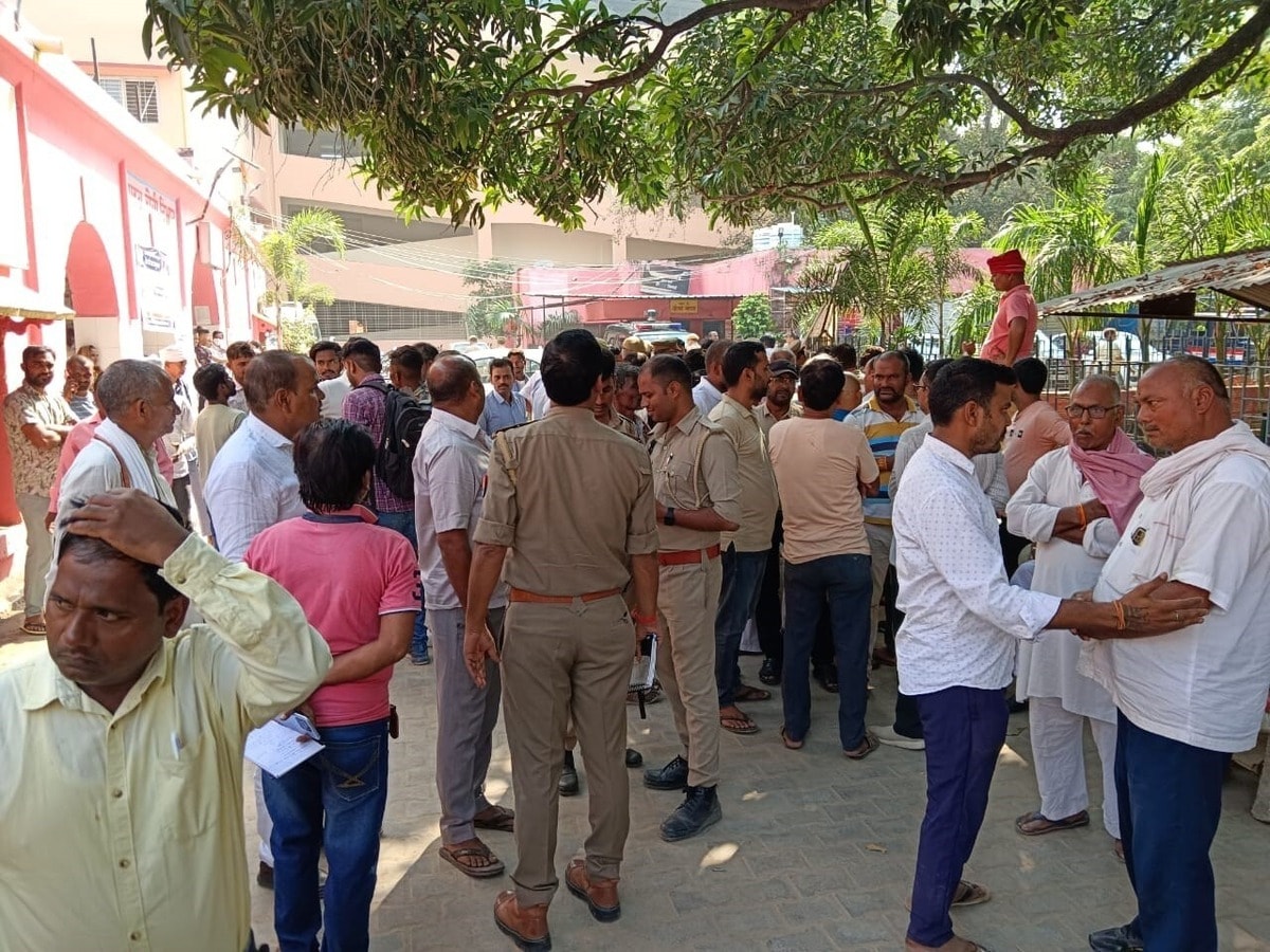 इंटर कॉलेज प्रिंसिपल की गोली मारकर हत्या, बाइक सवार बदमाशों ने कार रोक बरसाईं गोलियां, उत्तर प्रदेश न्यूज़ इंटर कॉलेज प्रिंसिपल की गोली मारकर हत्या, बाइक सवार बदमाशों ने कार रोक बरसाईं गोलियां, उत्तर प्रदेश न्यूज़