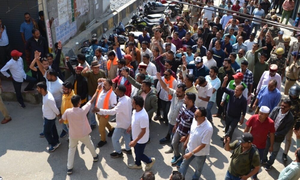 चमोली के बाद उत्तरकाशी में सांप्रदायिक तनाव, दो समुदाय के लोग आमने-सामने; क्या वजह?