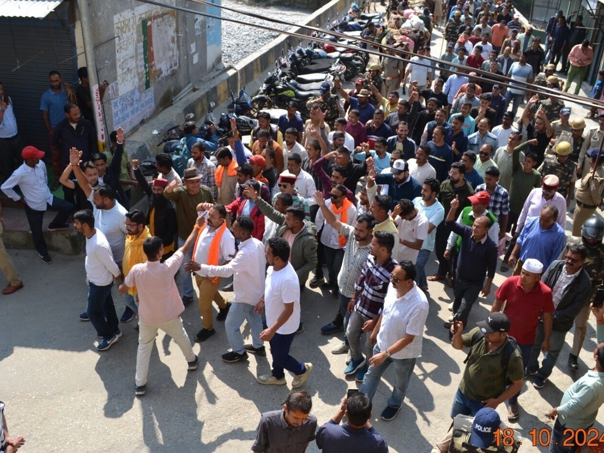 चमोली के बाद उत्तरकाशी में सांप्रदायिक तनाव, दो समुदाय के लोग आमने-सामने; क्या वजह? चमोली के बाद उत्तरकाशी में सांप्रदायिक तनाव, दो समुदाय के लोग आमने-सामने; क्या वजह?