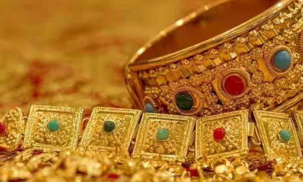 MP में सरकारी कर्मचारी के यहां मिला 70 लाख का सोना, कैश का भी अंबार; छापेमारी में हथियार बरामद