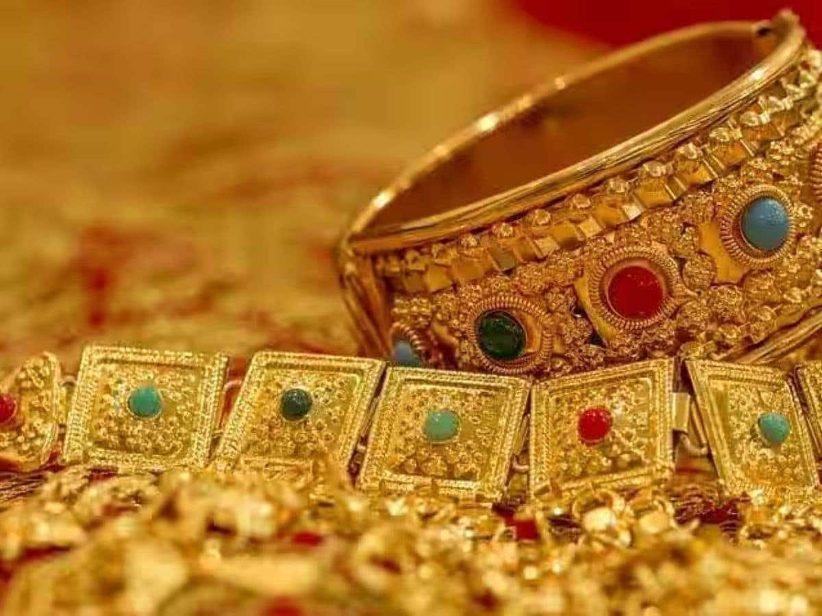 MP में सरकारी कर्मचारी के यहां मिला 70 लाख का सोना, कैश का भी अंबार; छापेमारी में हथियार बरामद MP में सरकारी कर्मचारी के यहां मिला 70 लाख का सोना, कैश का भी अंबार; छापेमारी में हथियार बरामद