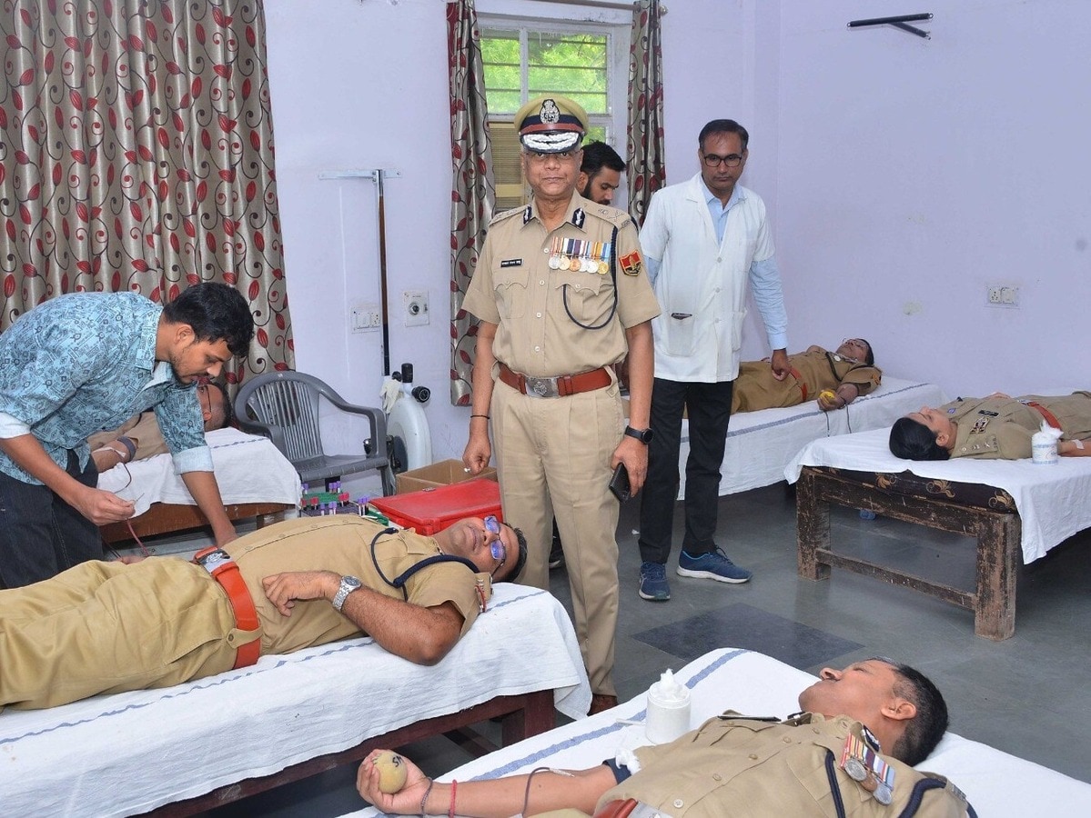 पुलिस अधिकारियों और पुलिसकर्मियों ने किया रक्तदान, राजस्थान न्यूज़ पुलिस अधिकारियों और पुलिसकर्मियों ने किया रक्तदान, राजस्थान न्यूज़