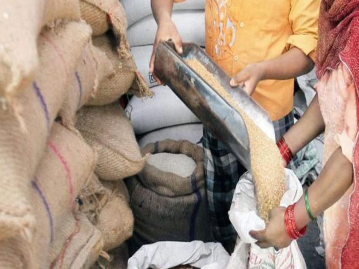 फ्री राशन में घटतौली का ‘खेल’, उपभोक्ताओं को हर महीने इतने रुपयों का नुकसान फ्री राशन में घटतौली का ‘खेल’, उपभोक्ताओं को हर महीने इतने रुपयों का नुकसान