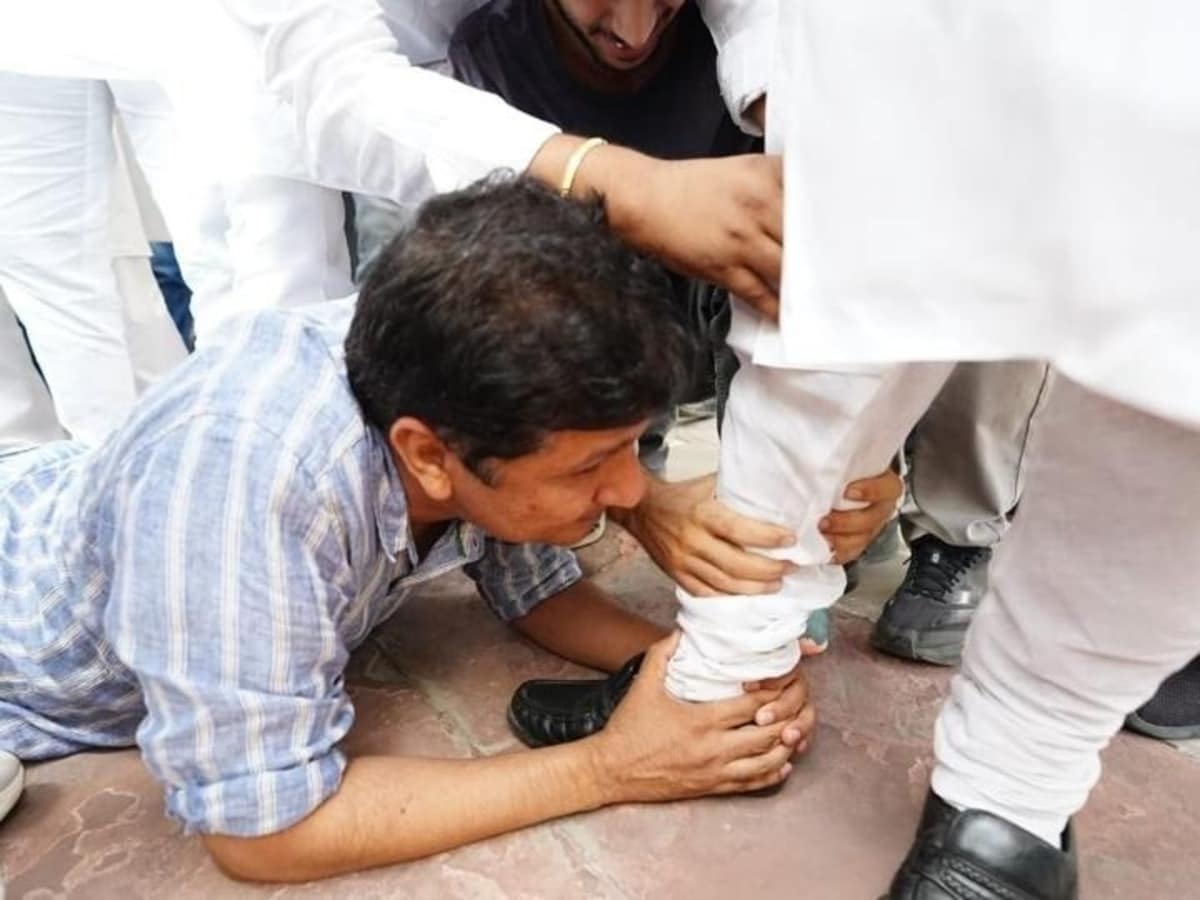 दिल्ली में BJP नेता विजेंद्र गुप्ता के पैर पकड़ने वाले सौरभ भारद्वाज पर FIR, क्या वजह दिल्ली में BJP नेता विजेंद्र गुप्ता के पैर पकड़ने वाले सौरभ भारद्वाज पर FIR, क्या वजह