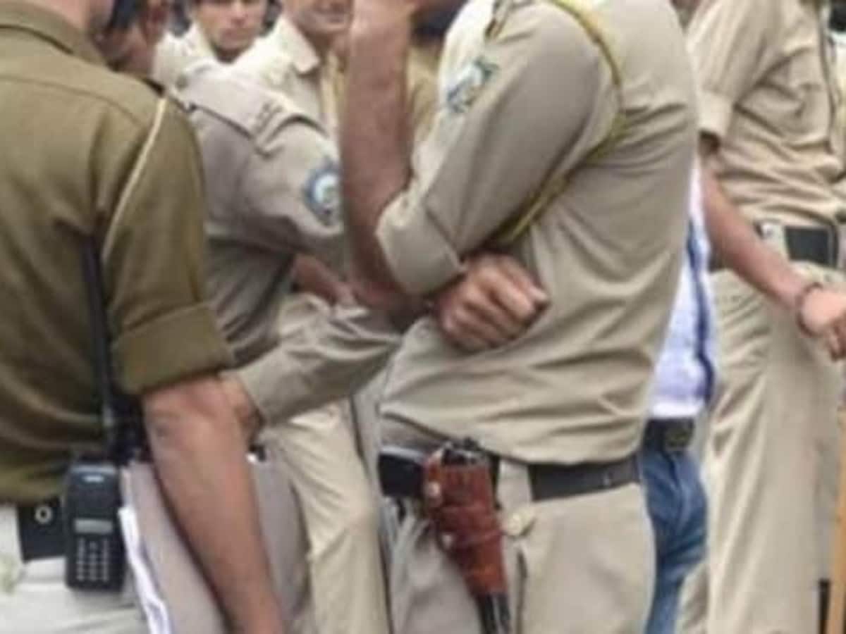 हॉफ एनकाउंटर पर फंसी यूपी पुलिस, कोर्ट में दी अर्जी- पुलिस ने अपहरण कर लूटा हॉफ एनकाउंटर पर फंसी यूपी पुलिस, कोर्ट में दी अर्जी- पुलिस ने अपहरण कर लूटा