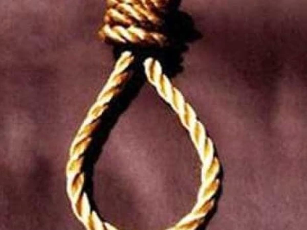 साड़ी पहनी और मेकअप किया, फिर फंदे पर लटक गया एलबीएस कर्मचारी; मसूरी में चौंकाने वाली घटना साड़ी पहनी और मेकअप किया, फिर फंदे पर लटक गया एलबीएस कर्मचारी; मसूरी में चौंकाने वाली घटना