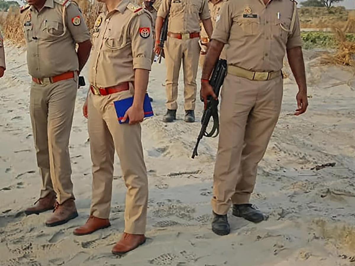 राजस्थान में महिला IPS अधिकारी पर नजर रख रहे थे SI समेत 7 पुलिसकर्मी, पकड़ाते ही हो गया एक्शन राजस्थान में महिला IPS अधिकारी पर नजर रख रहे थे SI समेत 7 पुलिसकर्मी, पकड़ाते ही हो गया एक्शन