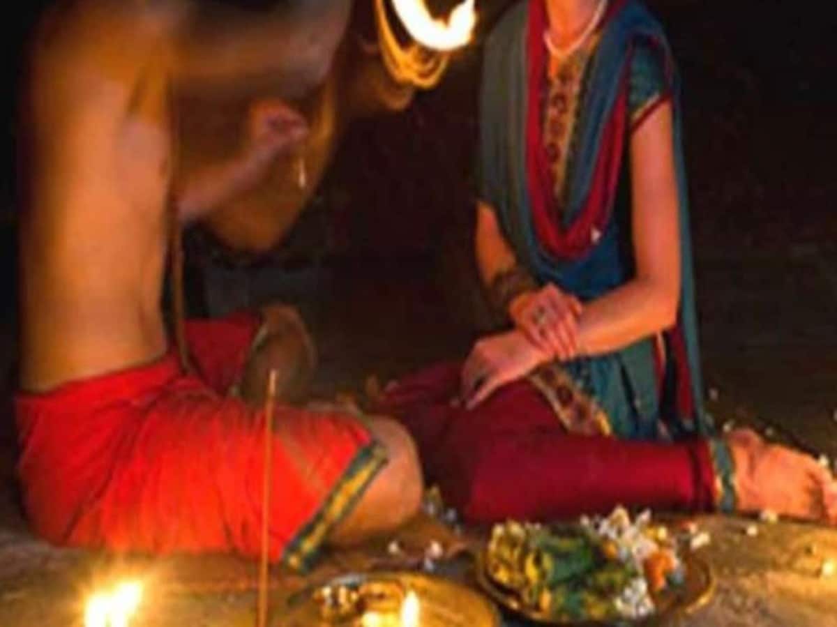बेटे की चाहत में ‘बाबा’ पर महिला ने लुटाए लाखों, पति से तलाक के बाद ठगी का खेल बेटे की चाहत में ‘बाबा’ पर महिला ने लुटाए लाखों, पति से तलाक के बाद ठगी का खेल