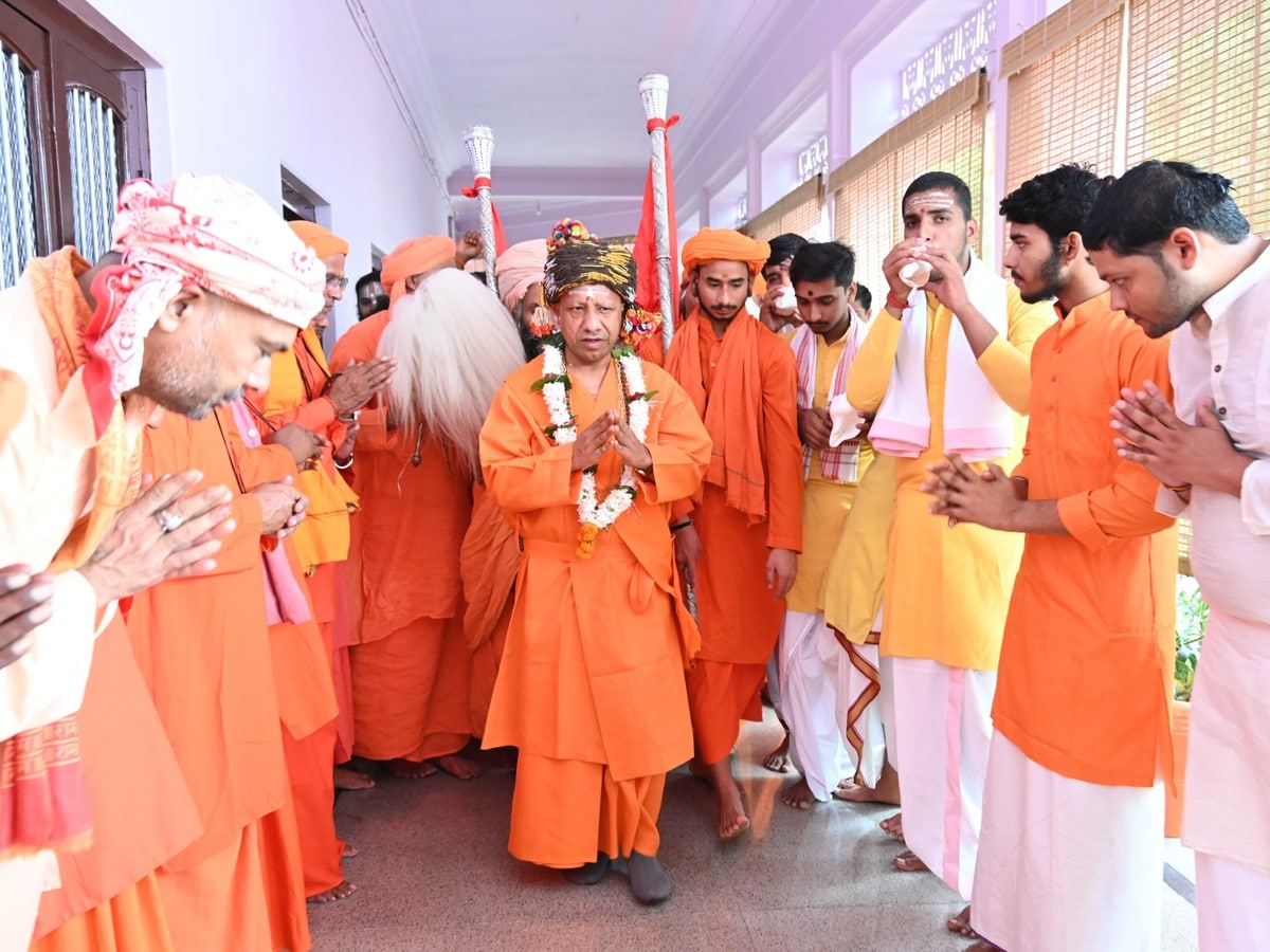 आज दंडाधिकारी की भूमिका में योगी, पारंपरिक परिधान में कर रहे अनुष्ठान; रात में लगेगी अदालत आज दंडाधिकारी की भूमिका में योगी, पारंपरिक परिधान में कर रहे अनुष्ठान; रात में लगेगी अदालत