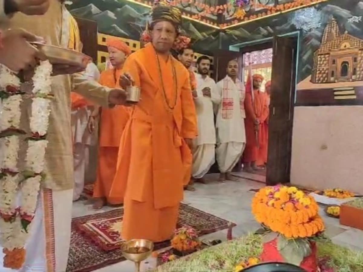 पारंपरिक परिधान में योगी आदित्यनाथ, रामलला के शस्त्रों का पूजन होगा, उत्तर प्रदेश न्यूज़ पारंपरिक परिधान में योगी आदित्यनाथ, रामलला के शस्त्रों का पूजन होगा, उत्तर प्रदेश न्यूज़