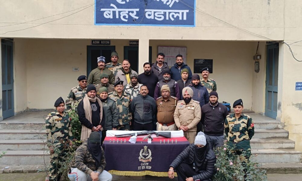 बीएसएफ और एसटीएफ की संयुक्त छापेमारी, गुरदासपुर में दो घरों से मिली हेरोइन और हथियार।