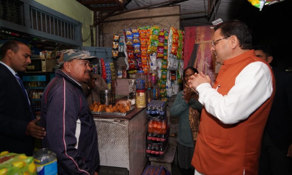 दिल्ली दौरे से लौटे मुख्यमंत्री पुष्कर सिंह धामी, यमुना कॉलोनी चौक पर काफिला रोक लोगों से मिलने पहुंचे।