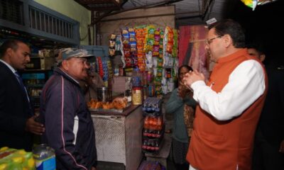 दिल्ली दौरे से लौटे मुख्यमंत्री पुष्कर सिंह धामी, यमुना कॉलोनी चौक पर काफिला रोक लोगों से मिलने पहुंचे।