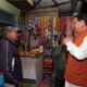 दिल्ली दौरे से लौटे मुख्यमंत्री पुष्कर सिंह धामी, यमुना कॉलोनी चौक पर काफिला रोक लोगों से मिलने पहुंचे।
