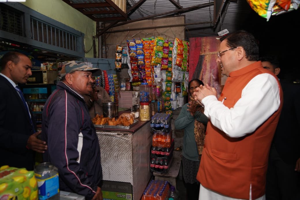 दिल्ली दौरे से लौटे मुख्यमंत्री पुष्कर सिंह धामी, यमुना कॉलोनी चौक पर काफिला रोक लोगों से मिलने पहुंचे। दिल्ली दौरे से लौटे मुख्यमंत्री पुष्कर सिंह धामी, यमुना कॉलोनी चौक पर काफिला रोक लोगों से मिलने पहुंचे।