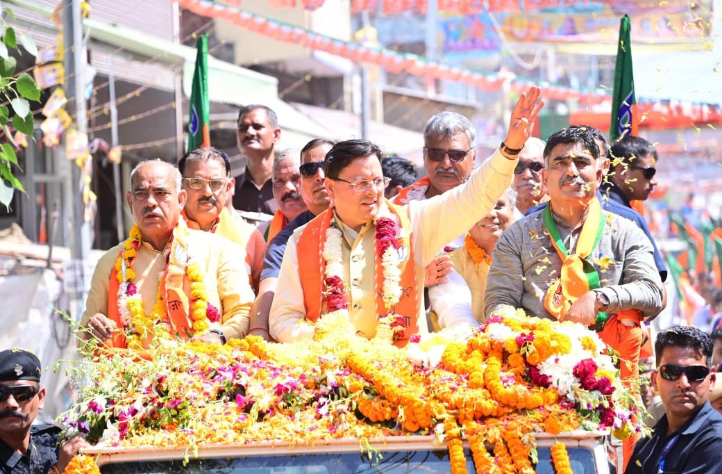 हरियाणा में स्टार प्रचारक सीएम धामी की दिखी जनता में जबरदस्त लोकप्रियता, फूल-मालाओं के साथ कार्यकर्ताओं ने किया जोरदार स्वागत।