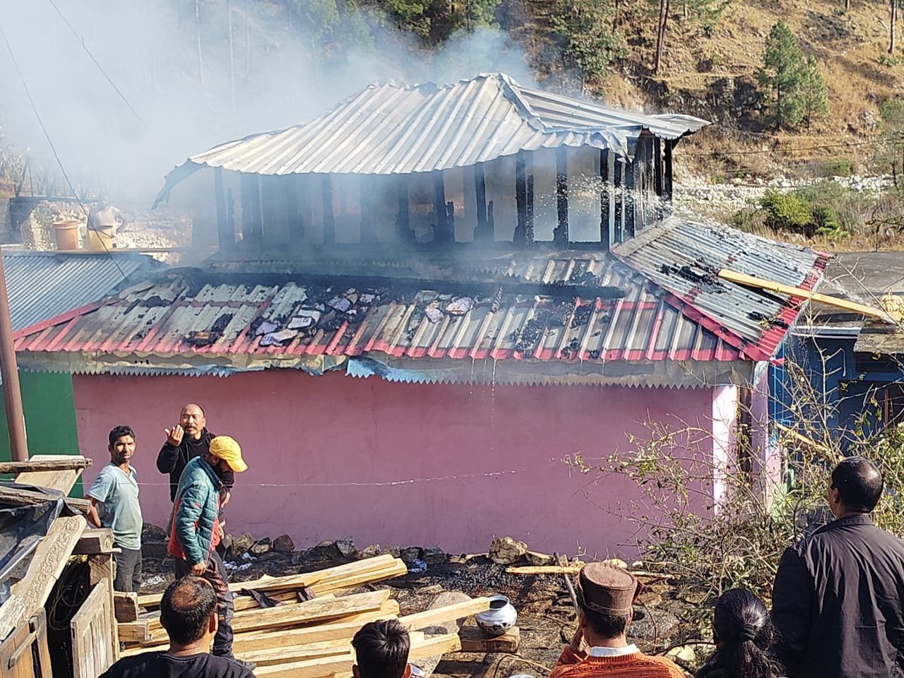 उत्तरकाशी के मोरी में मकान में लगी आग, फायर सर्विस टीम ने आग पर पाया काबू। उत्तरकाशी के मोरी में मकान में लगी आग, फायर सर्विस टीम ने आग पर पाया काबू।