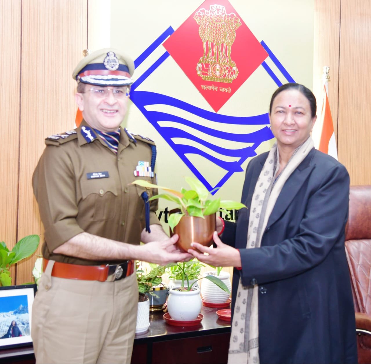 मुख्य सचिव राधा रतूड़ी से नवनियुक्त पुलिस महानिदेशक दीपम सेठ ने शिष्टाचार भेंट की, राज्य की कानून-व्यवस्था को लेकर हुई चर्चा।