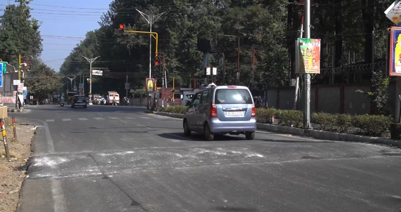 डीएम के निर्देश पर देहरादून में सड़क सुधार, ONGC चौक पर जेब्रा क्रॉसिंग और स्पीड ब्रेकर निर्माण शुरू।
