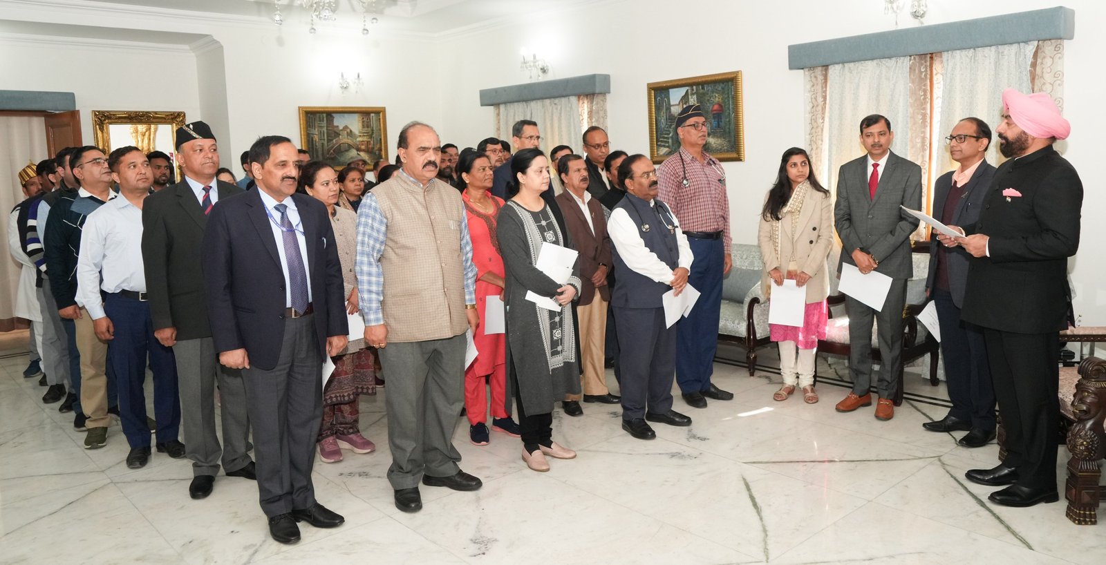 राज्यपाल गुरमीत सिंह ने संविधान दिवस पर सभी अधिकारियों को संविधान के कर्तव्यों की दिलाई शपथ।