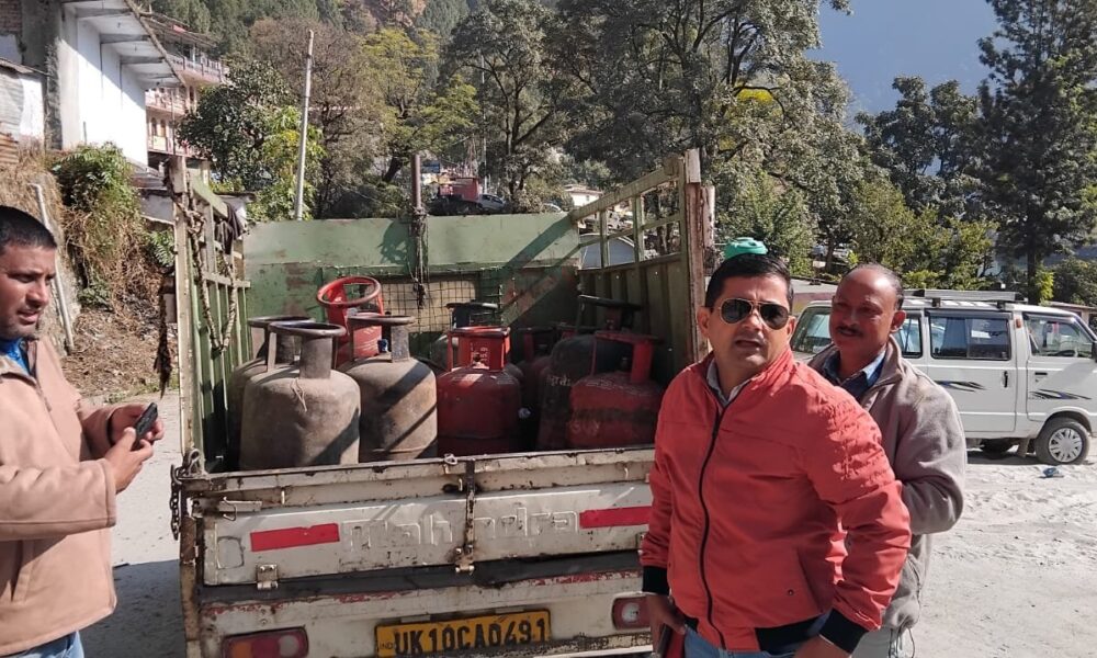 उत्तरकाशी में घटतौलि और अनियमित गैस आपूर्ति के खिलाफ सख्त निरीक्षण, गैस एजेंसी को नोटिस, लगाया जुर्माना।