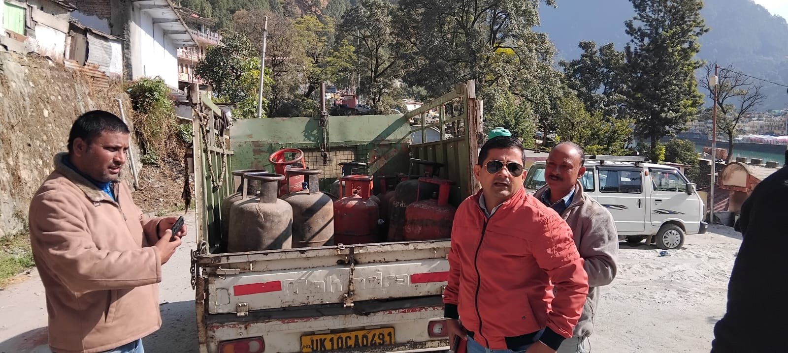 उत्तरकाशी में घटतौलि और अनियमित गैस आपूर्ति के खिलाफ सख्त निरीक्षण, गैस एजेंसी को नोटिस, लगाया जुर्माना। उत्तरकाशी में घटतौलि और अनियमित गैस आपूर्ति के खिलाफ सख्त निरीक्षण, गैस एजेंसी को नोटिस, लगाया जुर्माना।