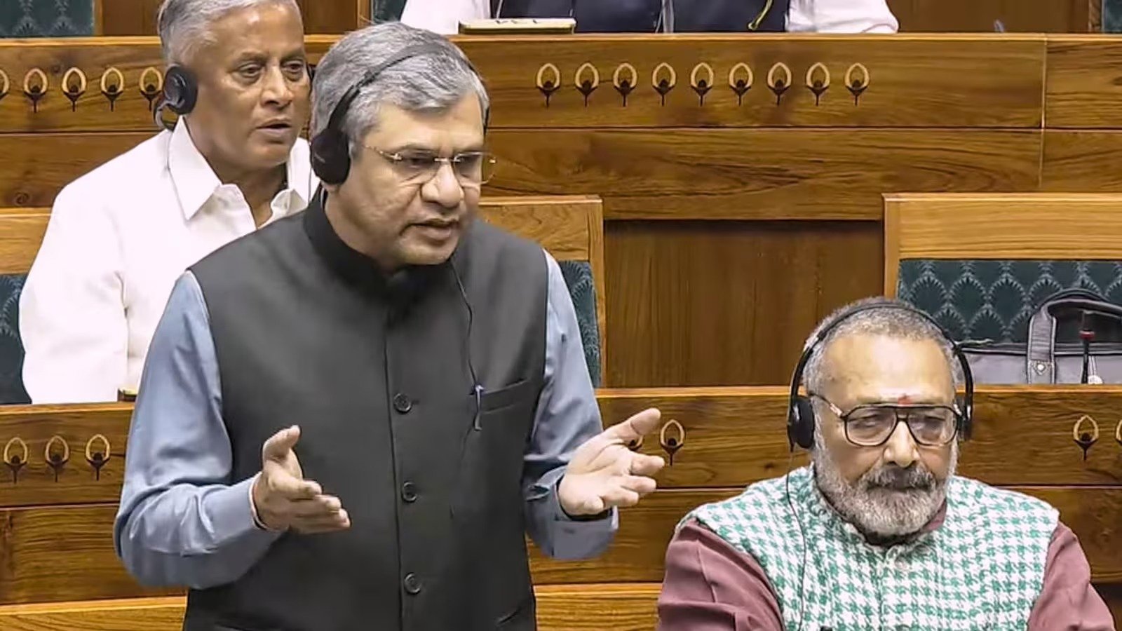 सोशल मीडिया युवा पीढ़ी को कर रहा है बर्बाद: अश्विनी वैष्णव ने की सख्त कानून बनाने की मांग। सोशल मीडिया युवा पीढ़ी को कर रहा है बर्बाद: अश्विनी वैष्णव ने की सख्त कानून बनाने की मांग।