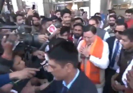 नवनियुक्त सीएम भजनलाल शर्मा के शपथ ग्रहण समारोह के लिए जयपुर पहुंचे सीएम धामी, भाजपा कार्यकर्ताओं ने किया जोरदार स्वागत।