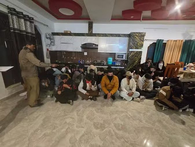 पुलिस और आबकारी विभाग की अवैध बार और डांस क्लब में छापेमारी, 57 युवक-युवतियां पकड़े। पुलिस और आबकारी विभाग की अवैध बार और डांस क्लब में छापेमारी, 57 युवक-युवतियां पकड़े।