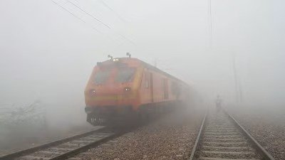 कोहरे के कारण देहरादून से चलने वाली ट्रेनों की रफ्तार में कमी, यात्रियों को हो रही परेशानी।