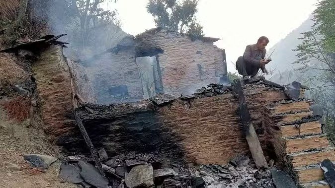 चकराता के मोठी में दो मंजिला आवासीय छानी में लगी भीषण आग, 14 पशु जिंदा जलकर मरे… चकराता के मोठी में दो मंजिला आवासीय छानी में लगी भीषण आग, 14 पशु जिंदा जलकर मरे…