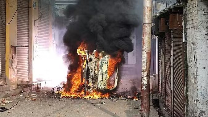 संभल में जामा मस्जिद विवाद: सर्वेक्षण के दौरान हंगामा, पुलिस पर पथराव, स्थिति तनावपूर्ण…