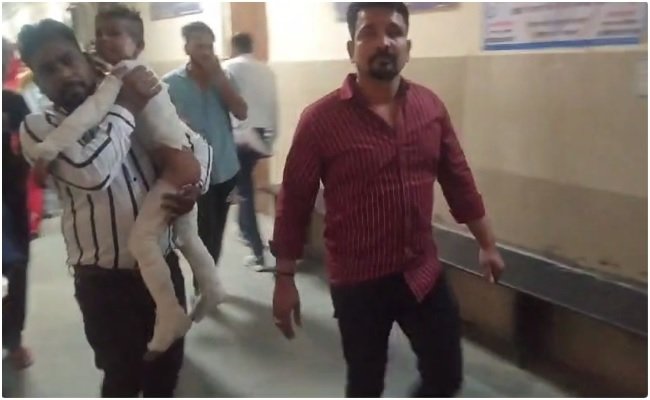 शिव बारात के दौरान राजस्थान के कोटा शहर में बड़ा हादसा, हाइटेंशन वायर की चपेट में आए बच्चे।