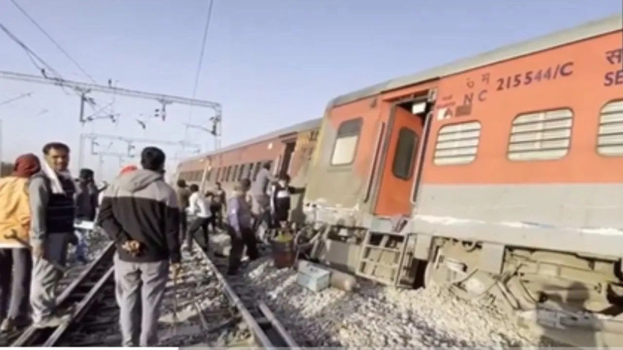 अजमेर में बड़ा रेल हादसा, मदार में साबरमती-आगरा सुपरफास्ट ट्रेन के 4 डिब्बे और इंजन पटरी से उतरे, कई लोग घायल। अजमेर में बड़ा रेल हादसा, मदार में साबरमती-आगरा सुपरफास्ट ट्रेन के 4 डिब्बे और इंजन पटरी से उतरे, कई लोग घायल।