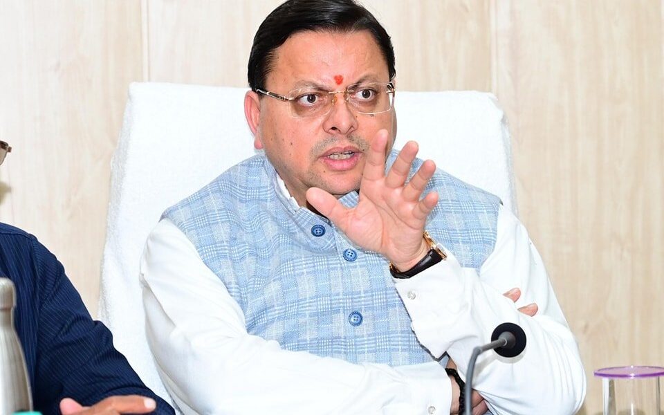 मुख्यमंत्री पुष्कर सिंह धामी ने हल्द्वानी में विभिन्न विभागों अधिकारियों के साथ की बैठक, धीमी प्रगति पर लगाई फटकार।
