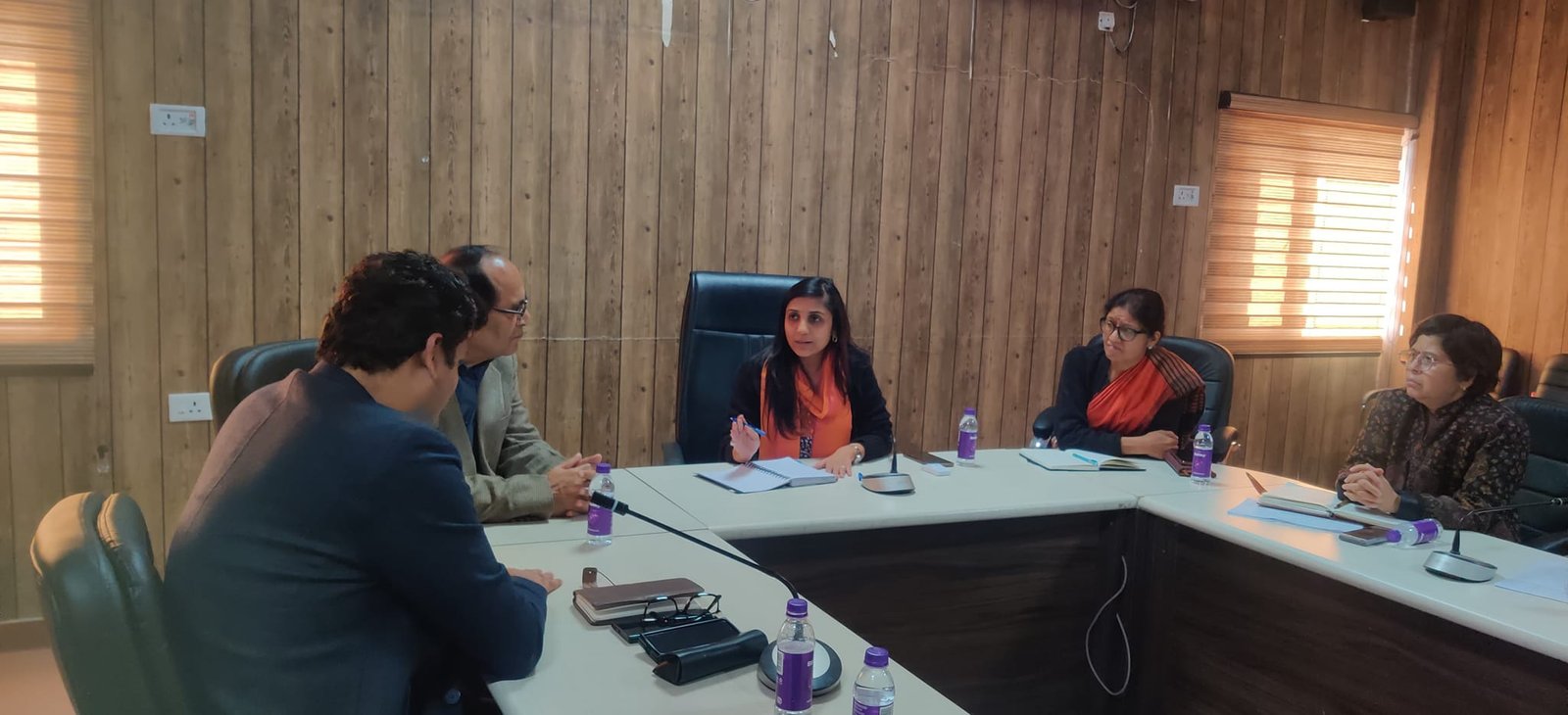 प्रदेश में इमरजेंसी ट्रॉमा केयर नेटवर्क स्थापित करने के लिए बैठक, 108 एंबुलेंस सेवा को चिकित्सा केंद्रों से जोड़ने की योजना। प्रदेश में इमरजेंसी ट्रॉमा केयर नेटवर्क स्थापित करने के लिए बैठक, 108 एंबुलेंस सेवा को चिकित्सा केंद्रों से जोड़ने की योजना।