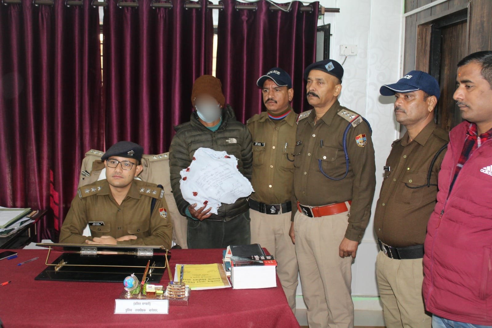 प्रदेश में बढ़ते नशे के खिलाफ पुलिस का एक्शन, बागेश्वर पुलिस ने 5 किलो चरस के साथ तस्कर किया गिरफ्तार। प्रदेश में बढ़ते नशे के खिलाफ पुलिस का एक्शन, बागेश्वर पुलिस ने 5 किलो चरस के साथ तस्कर किया गिरफ्तार।