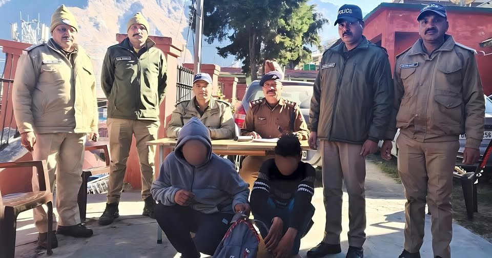 चमोली पुलिस की नशे के खिलाफ बड़ी कार्रवाई, 1.5 किलो चरस के साथ दो तस्कर गिरफ्तार। चमोली पुलिस की नशे के खिलाफ बड़ी कार्रवाई, 1.5 किलो चरस के साथ दो तस्कर गिरफ्तार।